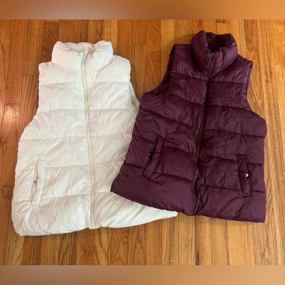 Old Navy puffer vests set of two. Women’s size medium.